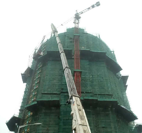 平塘吊车在工地上作业